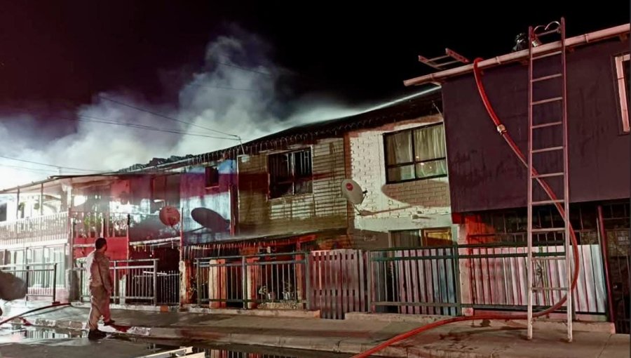 Incendio afectó a cuatro casas del sector Glorias Navales de Viña del Mar: se reportaron personas con problemas respiratorios