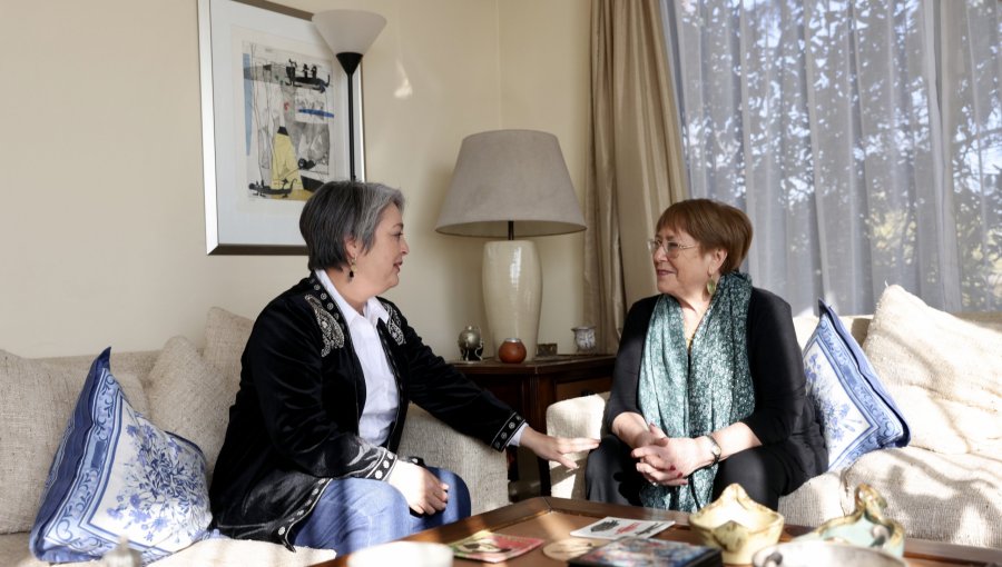 Jeannette Jara concreta esperada reunión con Michelle Bachelet y destaca su "liderazgo y convicciones"