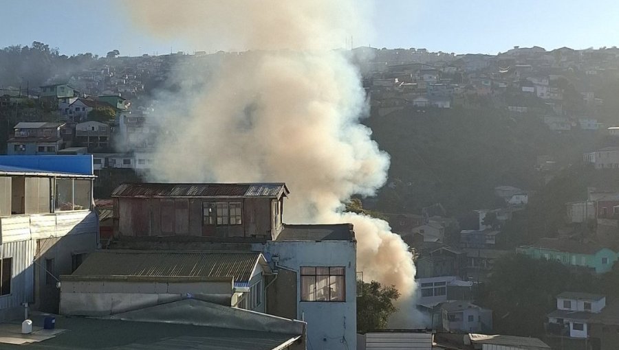 Incendio consume completamente una vivienda en el cerro Cordillera de Valparaíso