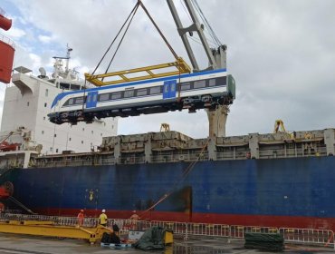 Cinco nuevos trenes para el servicio Limache-Puerto fueron embarcados en China con destino a la región de Valparaíso