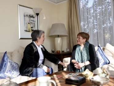 Jeannette Jara concreta esperada reunión con Michelle Bachelet y destaca su "liderazgo y convicciones"