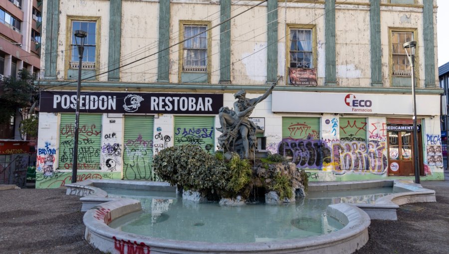 Monumento a Cochrane y piletas de plazas Aníbal Pinto y Victoria de Valparaíso serán restaurados tras ser aprobada su adjudicación