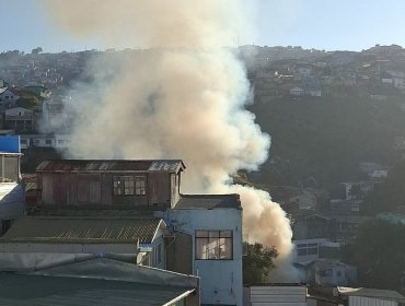Incendio consume completamente una vivienda en el cerro Cordillera de Valparaíso