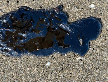 Investigan nuevo derrame de sustancia viscosa en la playa de Ritoque: Capitanía de Puerto de Quintero tomó muestras