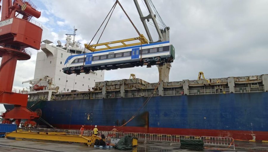Cinco nuevos trenes para el servicio Limache-Puerto fueron embarcados en China con destino a la región de Valparaíso