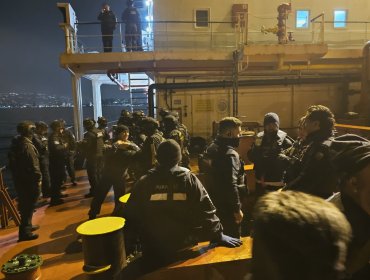 Aduanas y Policía Marítima fiscalizan un buque de carga en la bahía de Valparaíso