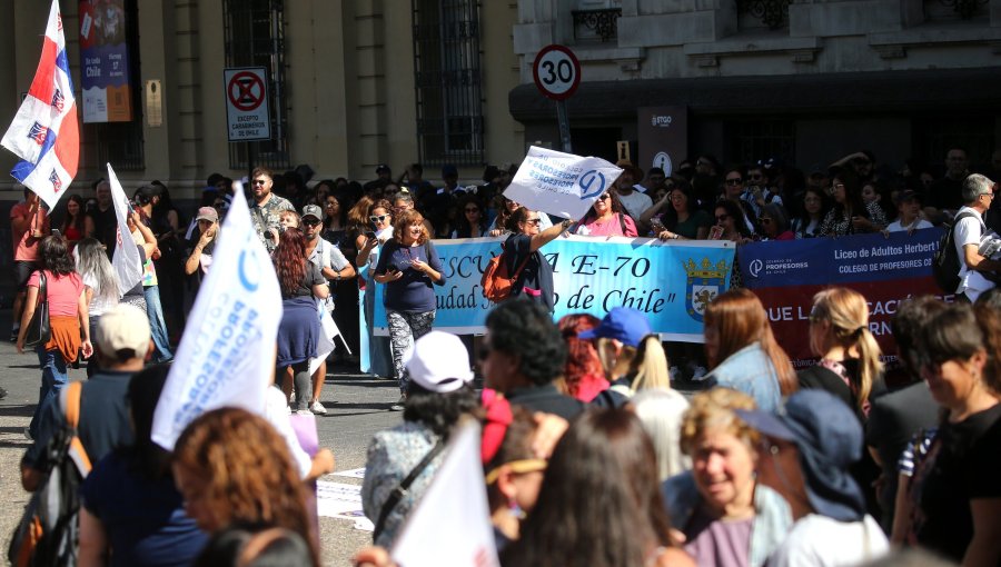 Contraloría ratifica dictamen sobre descuentos remuneratorios a profesores que adhieran a paralizaciones