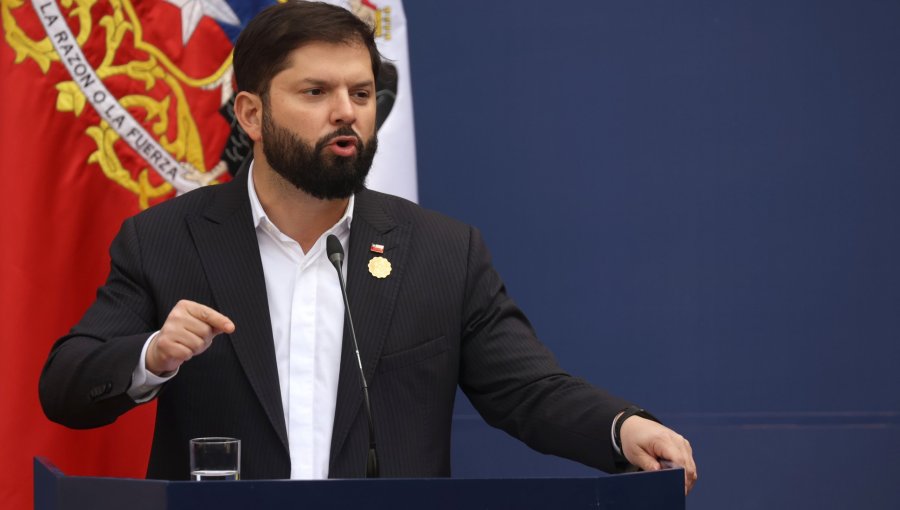 Reforma para regular futura dieta de Boric que fue aprobada en general en comisión de la Cámara también lo dejaría sin fuero