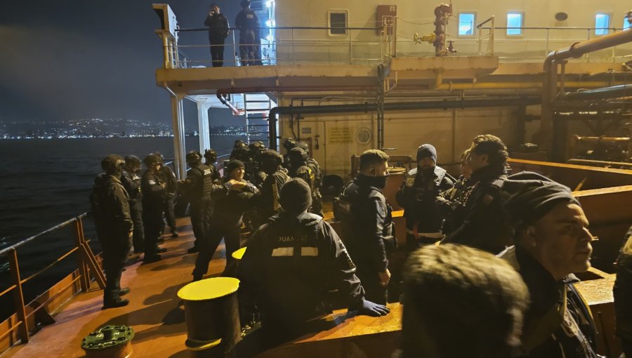 Aduanas y Policía Marítima fiscalizan un buque de carga en la bahía de Valparaíso
