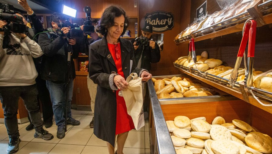 Presidenta del Banco Central compró un kilo de pan para estrenar la nueva moneda de $100