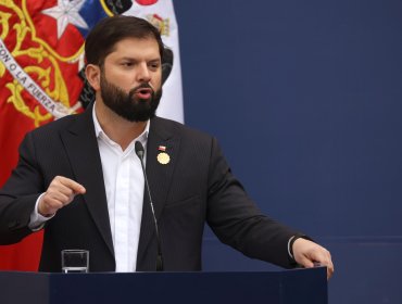 Reforma para regular futura dieta de Boric que fue aprobada en general en comisión de la Cámara también lo dejaría sin fuero