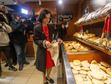 Presidenta del Banco Central compró un kilo de pan para estrenar la nueva moneda de $100