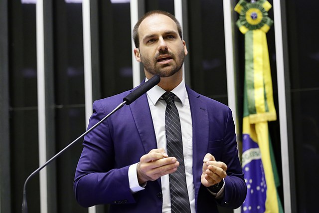 Justicia de Brasil bloquea bienes y cuentas bancarias del diputado e hijo de Jair Bolsonaro