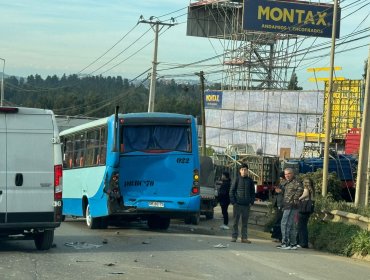 Congestión originó accidente de tránsito que involucró a microbús de la línea 305 en el camino internacional de Viña del Mar