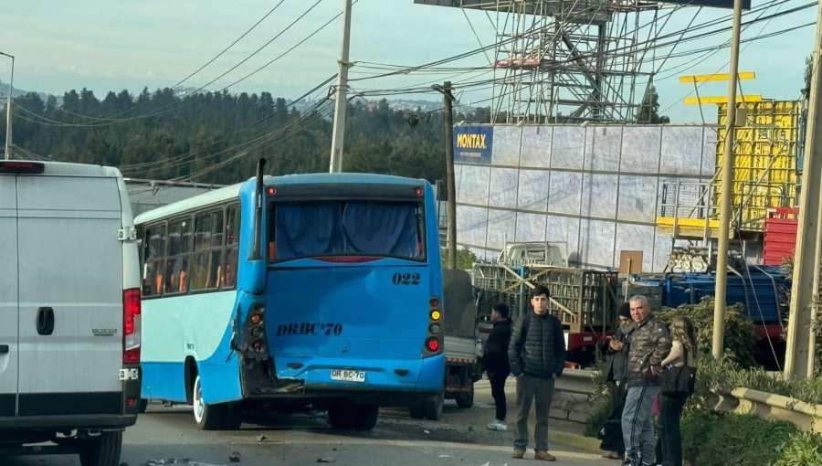 Congestión originó accidente de tránsito que involucró a microbús de la línea 305 en el camino internacional de Viña del Mar