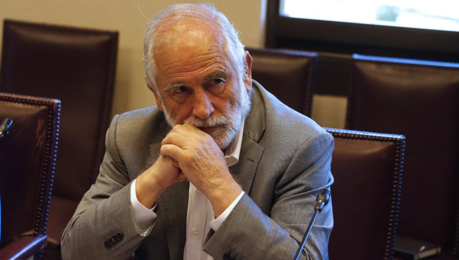 Reconstrucción de papel y sin ministro: Carlos Montes no asistirá a comisión investigadora argumentando "motivos de salud"