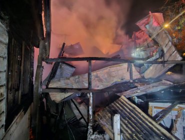 Dos casas afectadas por el fuego y una por el humo y el agua deja nuevo incendio estructural en la parte alta de Viña del Mar