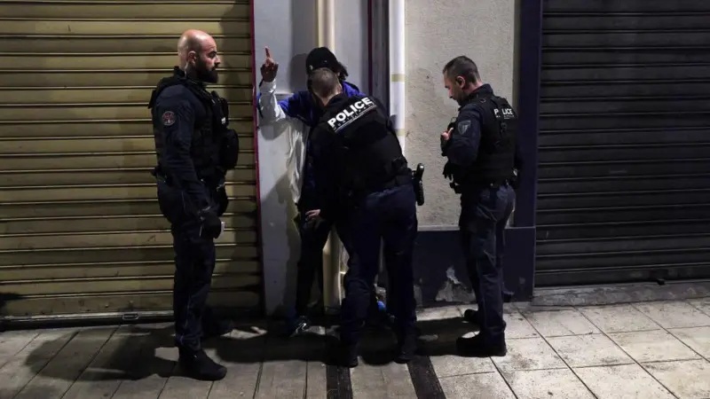 Varias ciudades francesas imponen toques de queda nocturnos a niños y adolescentes tras ola de violencia