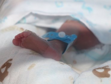 Bebé de 9 meses en riesgo vital en Pudahuel: Padrastro le lanzó hervidor con agua caliente durante discusión con la madre