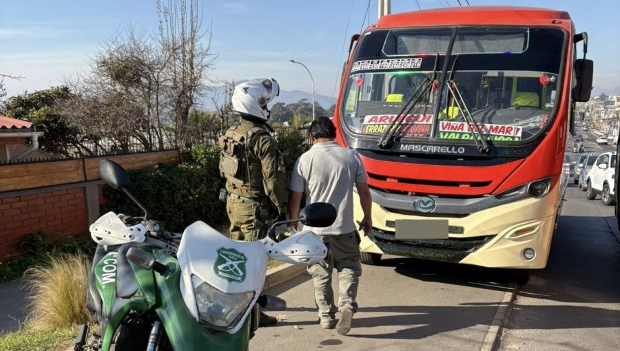Conductor de micro fue detenido en pleno recorrido por Concón: registraba orden pendiente