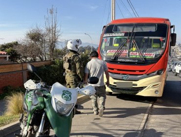 Conductor de micro fue detenido en pleno recorrido por Concón: registraba orden pendiente