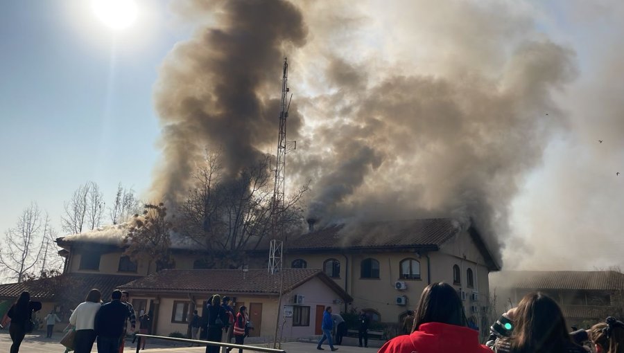 Incendio de grandes proporciones afectó a la Municipalidad de Peñalolén: cerca de 100 personas fueron evacuadas