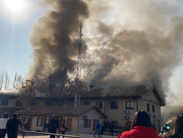 Incendio de grandes proporciones afectó a la Municipalidad de Peñalolén: cerca de 100 personas fueron evacuadas