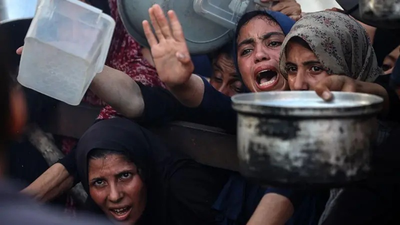 La ONU pide a Israel que permita el acceso de 6 mil camiones de ayuda humanitaria que esperan a entrar en Gaza