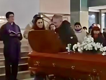 Querido vecino de San Antonio fue velado en la calle porque sacerdote no autorizó ceremonia en parroquia: "Yo soy el que pone las reglas"