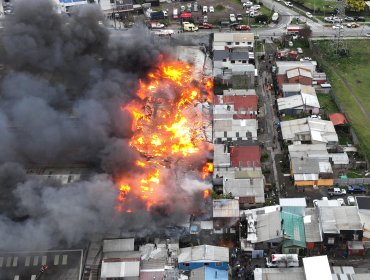 Al menos 10 viviendas dañadas y más de cincuenta damnificados dejó incendio de grandes proporciones en Concepción