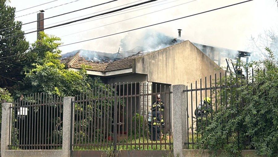 Dos damnificados deja incendio en casa de dos pisos en Quilpué: Carabineros rescataron a adulta mayor desde el interior del domicilio
