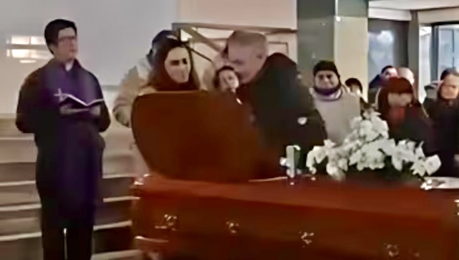 Querido vecino de San Antonio fue velado en la calle porque sacerdote no autorizó ceremonia en parroquia: "Yo soy el que pone las reglas"