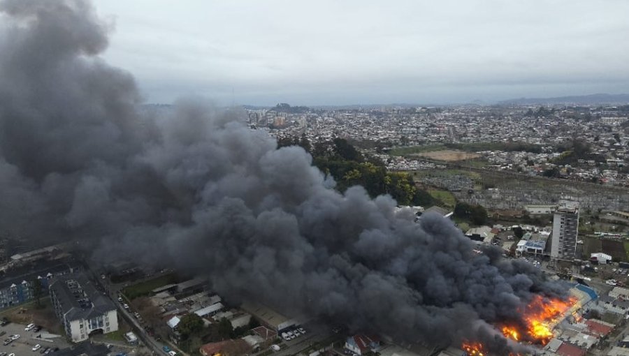 Incendio de grandes proporciones afecta a una bodega de ropa usada y a ocho casas en Concepción
