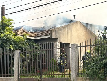 Dos damnificados deja incendio en casa de dos pisos en Quilpué: Carabineros rescataron a adulta mayor desde el interior del domicilio