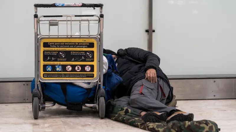 Los migrantes y personas sin hogar que encontraron un refugio en el aeropuerto de Madrid durante meses