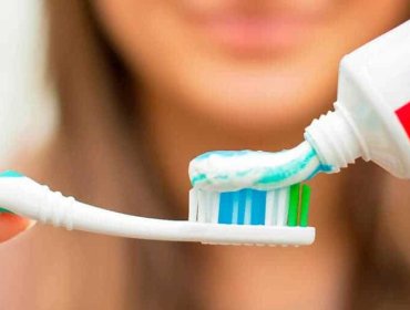 Sernac oficia a tres empresas por pastas dentales con fluoruro de estaño: podrían causar lesiones bucales
