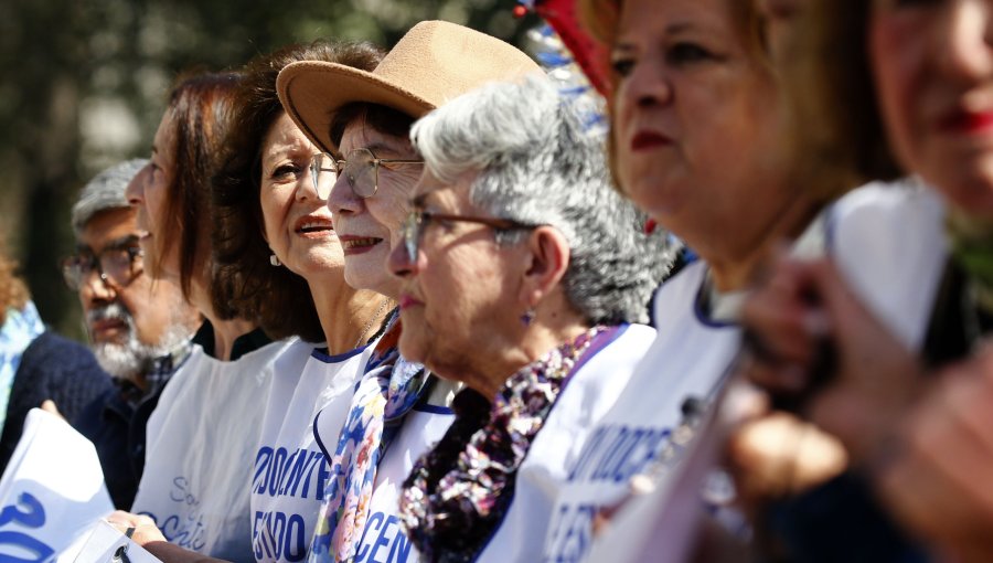 Por primera vez, mujeres en Chile se están jubilando en promedio a los 62 años
