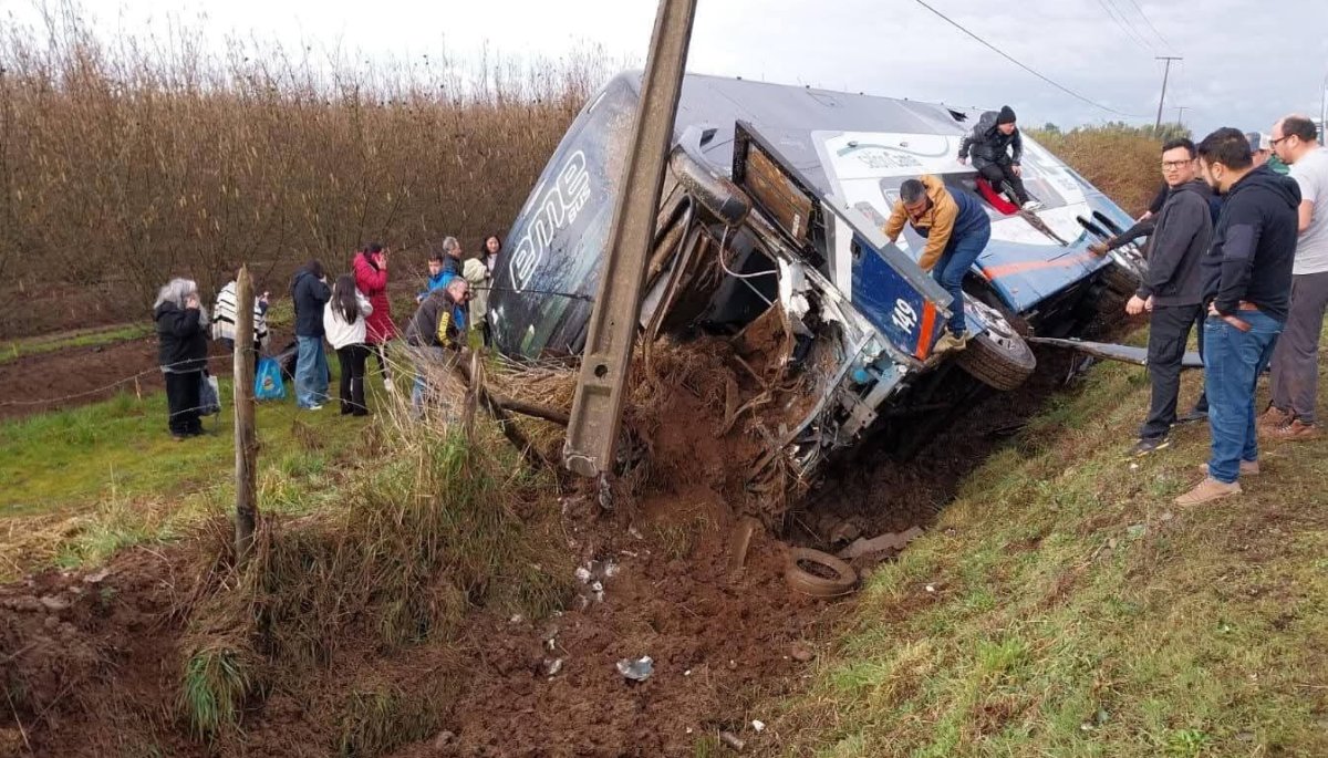 Una persona fallecida y varias heridas deja volcamiento de bus de dos ...