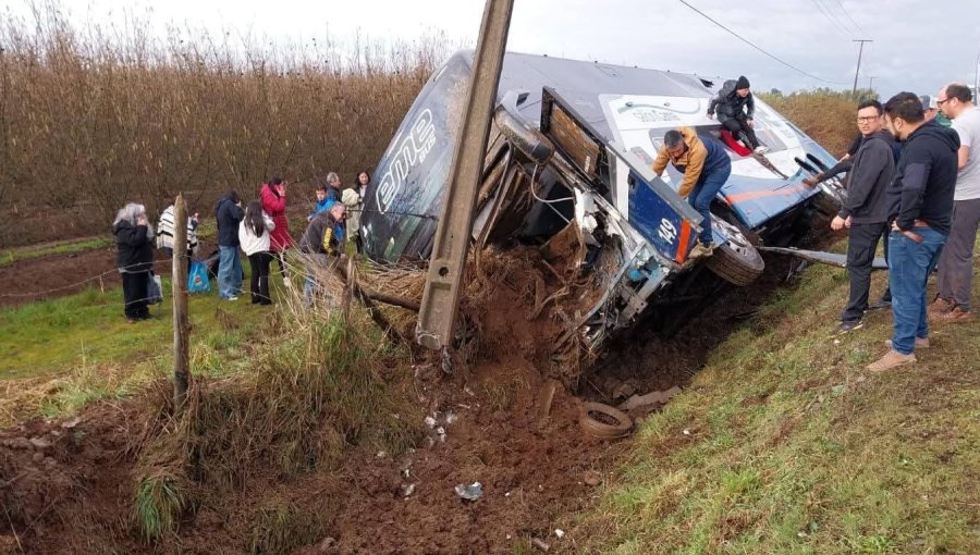 Una persona fallecida y varias heridas deja volcamiento de bus de dos pisos en ruta 5 Sur a la altura de Ñiquén