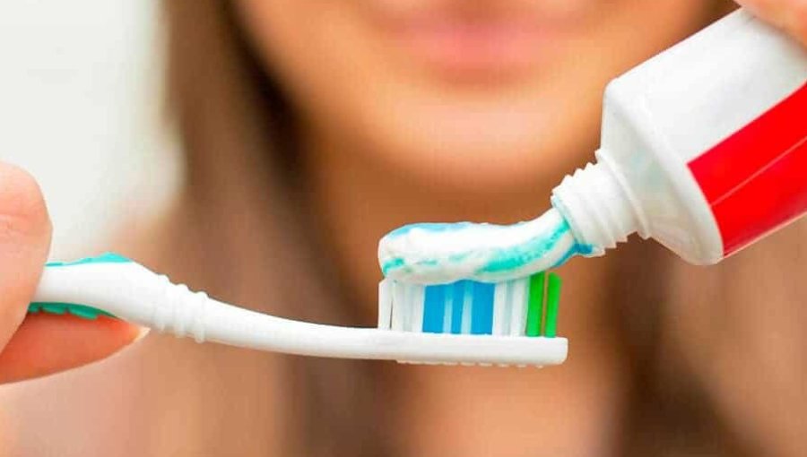 Sernac oficia a tres empresas por pastas dentales con fluoruro de estaño: podrían causar lesiones bucales