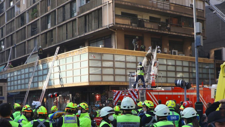 Alcalde de Santiago asegura que edificio que se incendió en Plaza de Armas podría quedar inhabilitado
