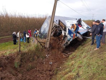 Una persona fallecida y varias heridas deja volcamiento de bus de dos pisos en ruta 5 Sur a la altura de Ñiquén