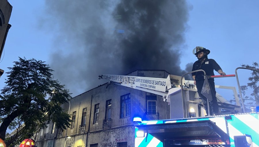 Siniestro en casa del centro de Santiago obliga a gran operativo de Bomberos