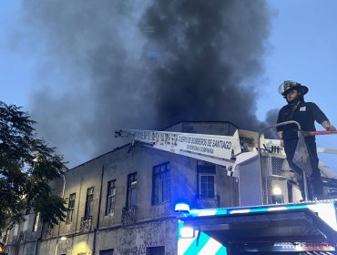 Siniestro en casa del centro de Santiago obliga a gran operativo de Bomberos