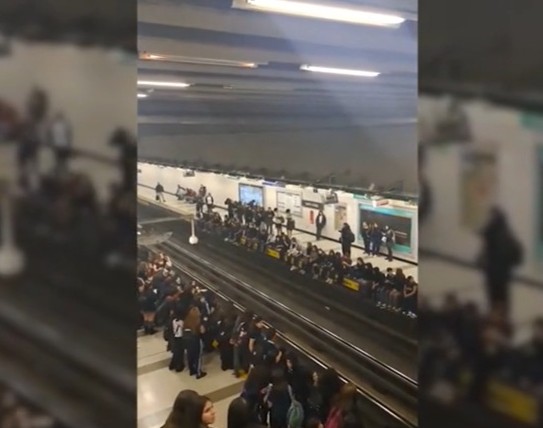 Escolares se sentaron al borde del andén en estación Santa Isabel generando retrasos en Línea 5 del Metro
