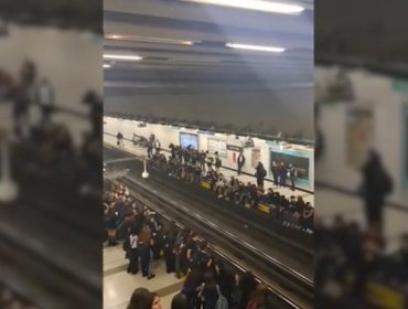 Escolares se sentaron al borde del andén en estación Santa Isabel generando retrasos en Línea 5 del Metro