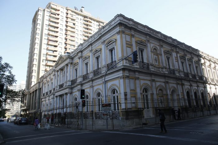 Contraloría detecta "múltiples irregularidades" en control de horarios de funcionarios de la Municipalidad de Santiago