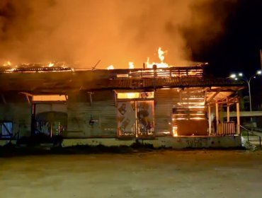 Incendio consume histórica ex Estación de Trenes de Llolleo: Bomberos confirma que estructura era habitada por okupas