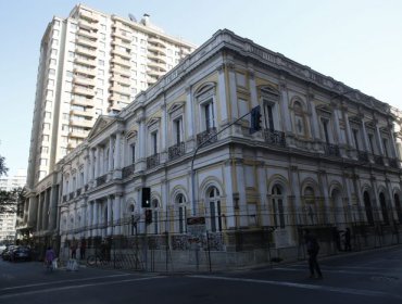 Contraloría detecta "múltiples irregularidades" en control de horarios de funcionarios de la Municipalidad de Santiago
