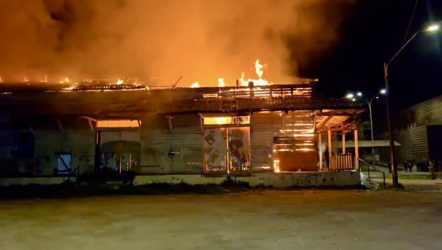 Incendio consume histórica ex Estación de Trenes de Llolleo: Bomberos confirma que estructura era habitada por okupas
